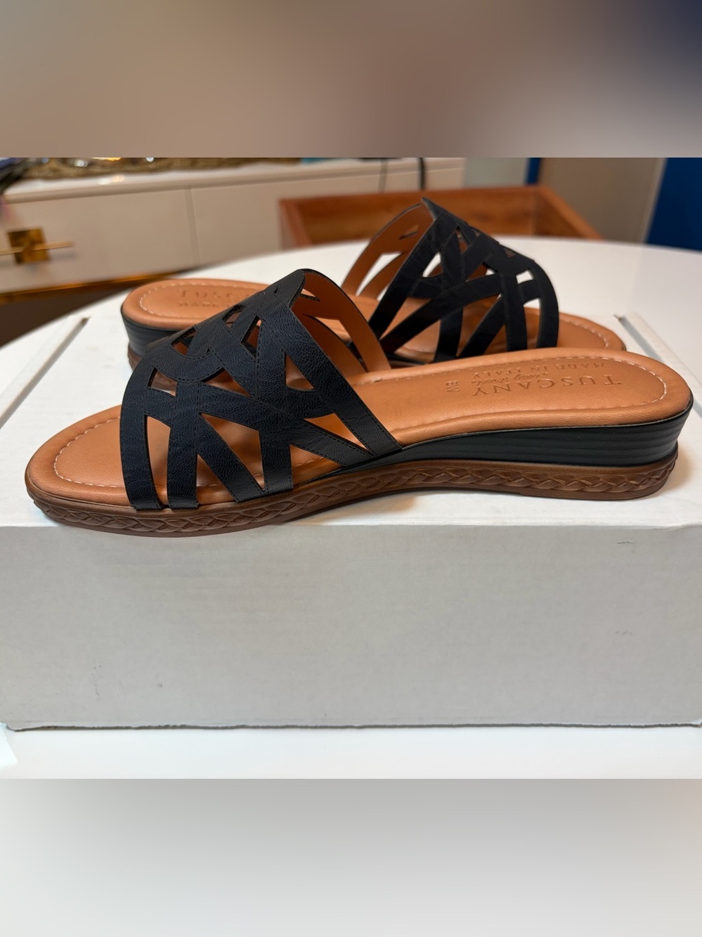 #911 easy street Tuscany Bl.  Cutout Slide Sandals w/ Tan Footbed. Made in Italy